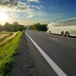 Vantagens e Desvantagens de Aluguel de Vans e Micro-ônibus para excursões. Oferecendo uma visão abrangente que ajudará a tomar decisões